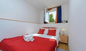 1 bedroom, free cots/infant beds