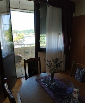 Apartment (Two bedroom apartment) | Essbereich im Zimmer