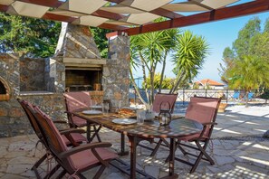 Outdoor dining - Villa Almyros, Luxury villa, sea view, private pool, outdoor kitchen/living (Kefalas)