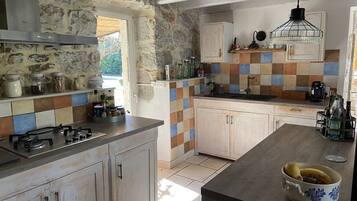 Een koelkast, een microgolfoven, een oven, een kookplaat