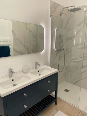 Een douche, een haardroger, handdoeken, zeep