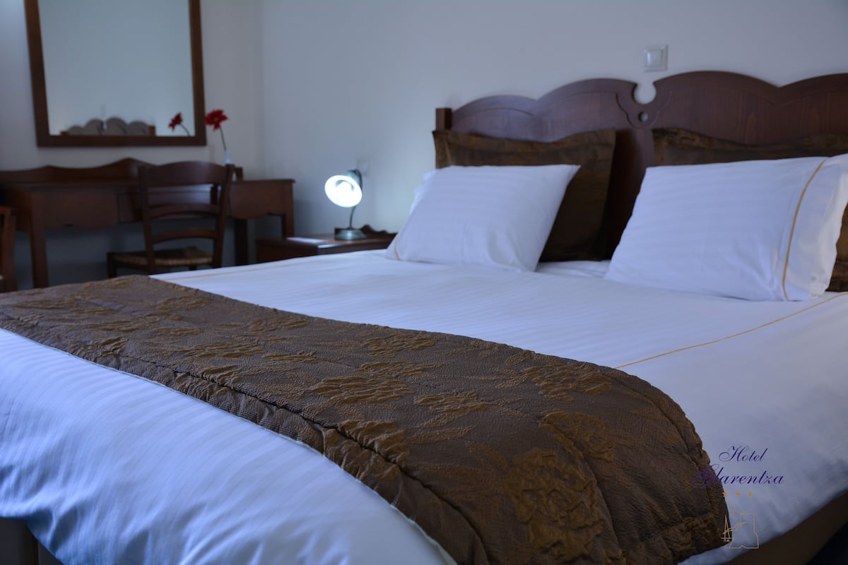 Egyptian cotton sheets, premium bedding, minibar, in-room safe