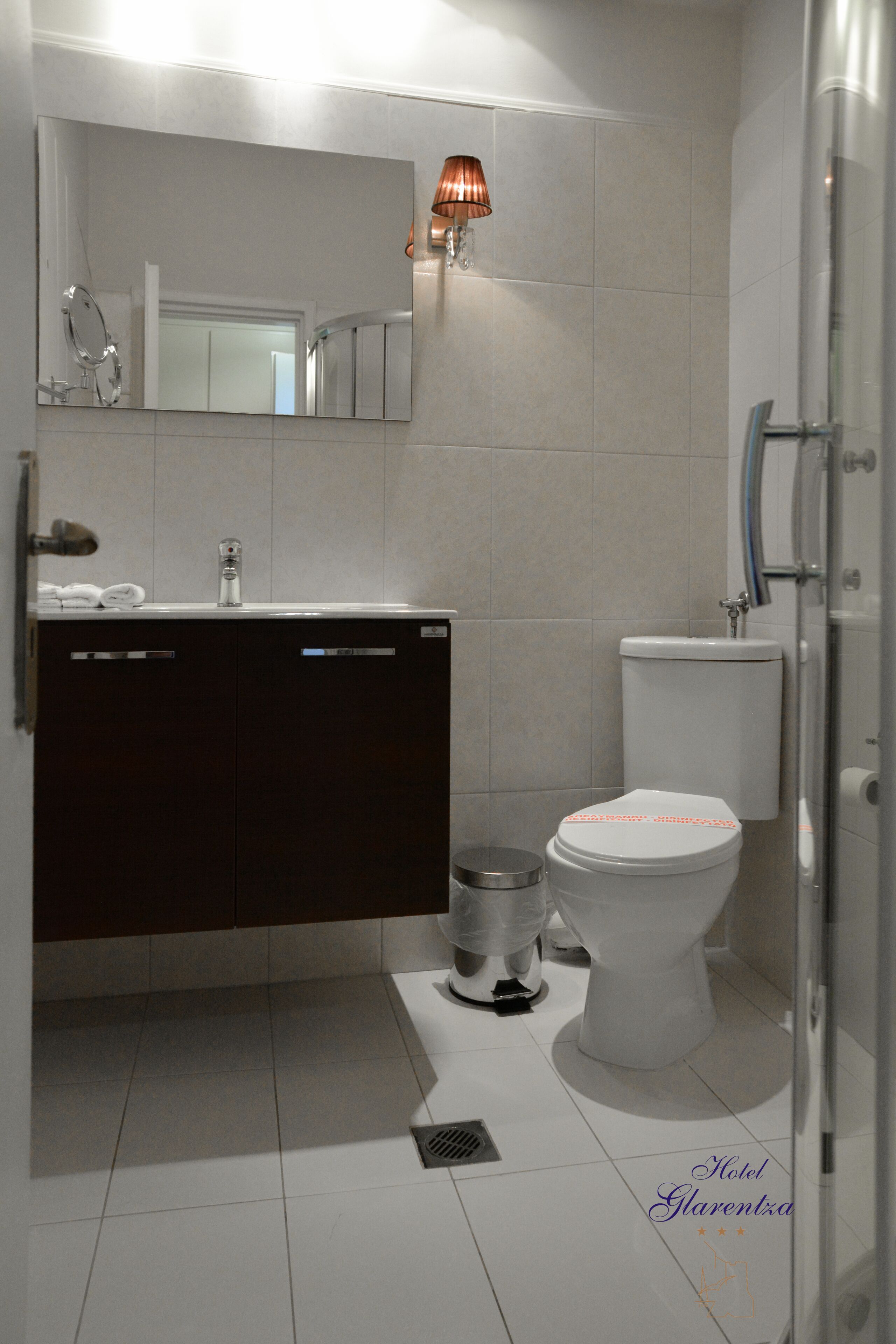 Douche, articles de toilette gratuits, sèche-cheveux