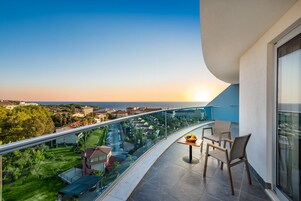 Minibar, soundproofing, WiFi, bed sheets