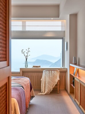Habitació amb dos llits individuals destacada, vistes al mar | Cobrellits, minibar, caixa forta a l'habitació i escriptori 