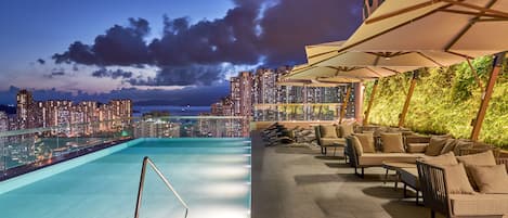 Piscina externa sazonal, funciona das 8h às 19h, guarda-sóis