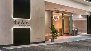 Una entrada de edificio moderno con un letrero que dice "the Area WONG CHUK HANG by YULAN".
