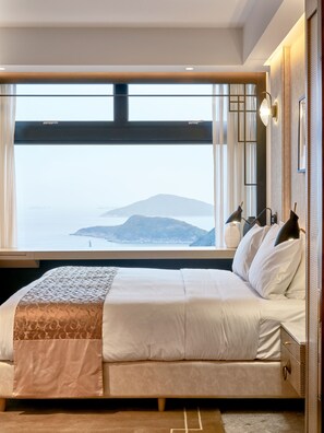 Sea Deluxe | Down comforters, minibar, in-room safe, desk - The Arca (Hong Kong)