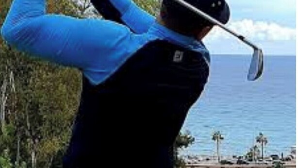 A person in a blue and black outfit swinging a golf club. - Le Domaine du Golf des Pins - 6 pers. (Paris)