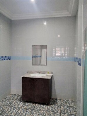 Combined shower/bathtub, towels, soap, shampoo