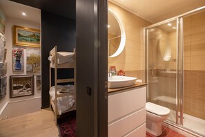 Shower, hair dryer, towels, soap - CASA TAMARIT DUPLEX (Barcelona)