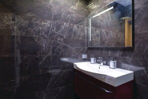 Villa familiar, varias habitaciones, refrigerador y microondas (Luxury Villa Eva Pool Whirlpool &) | Baño | Regadera, secadora de cabello, toallas, jabón 