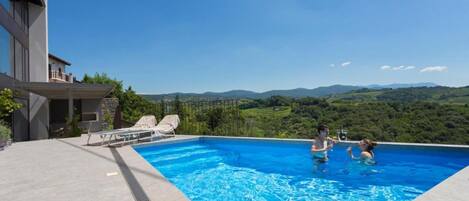 Piscina externa sazonal, piscina aquecida