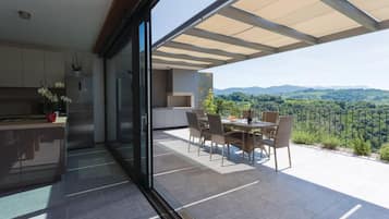 Vila Keluarga, beberapa kamar, lemari es & microwave (Luxury Villa Eva Pool Whirlpool &) | Teras/patio