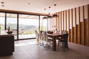 Perhehuvila, useita makuuhuoneita, jääkaappi ja mikroaaltouuni (Luxury Villa Eva Pool Whirlpool &) | Ruokailu