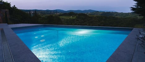 Familievilla, flere soverom, kjøleskap og mikrobølgeovn (Luxury Villa Eva Pool Whirlpool &) | Basseng | Sesongbasert utendørsbasseng og et oppvarmet basseng