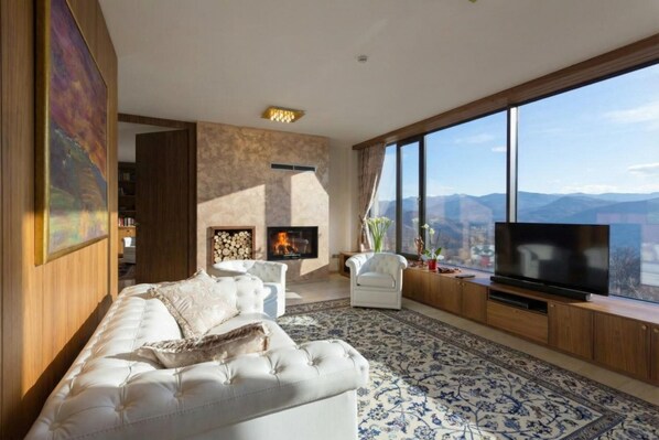 家庭別墅, 多間臥室, 冰箱和微波爐, 山間 (Luxury Villa Eva Pool Whirlpool &) | 起居區 | 21-吋平面電視、數位頻道、電視、壁爐