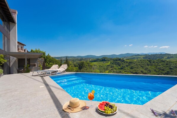 家庭别墅, 3 间卧室, 冰箱和微波炉, 山腰 (Villa Eva w/ Pool & Spa in Goriška) | 泳池 | 季节性开放的室外游泳池