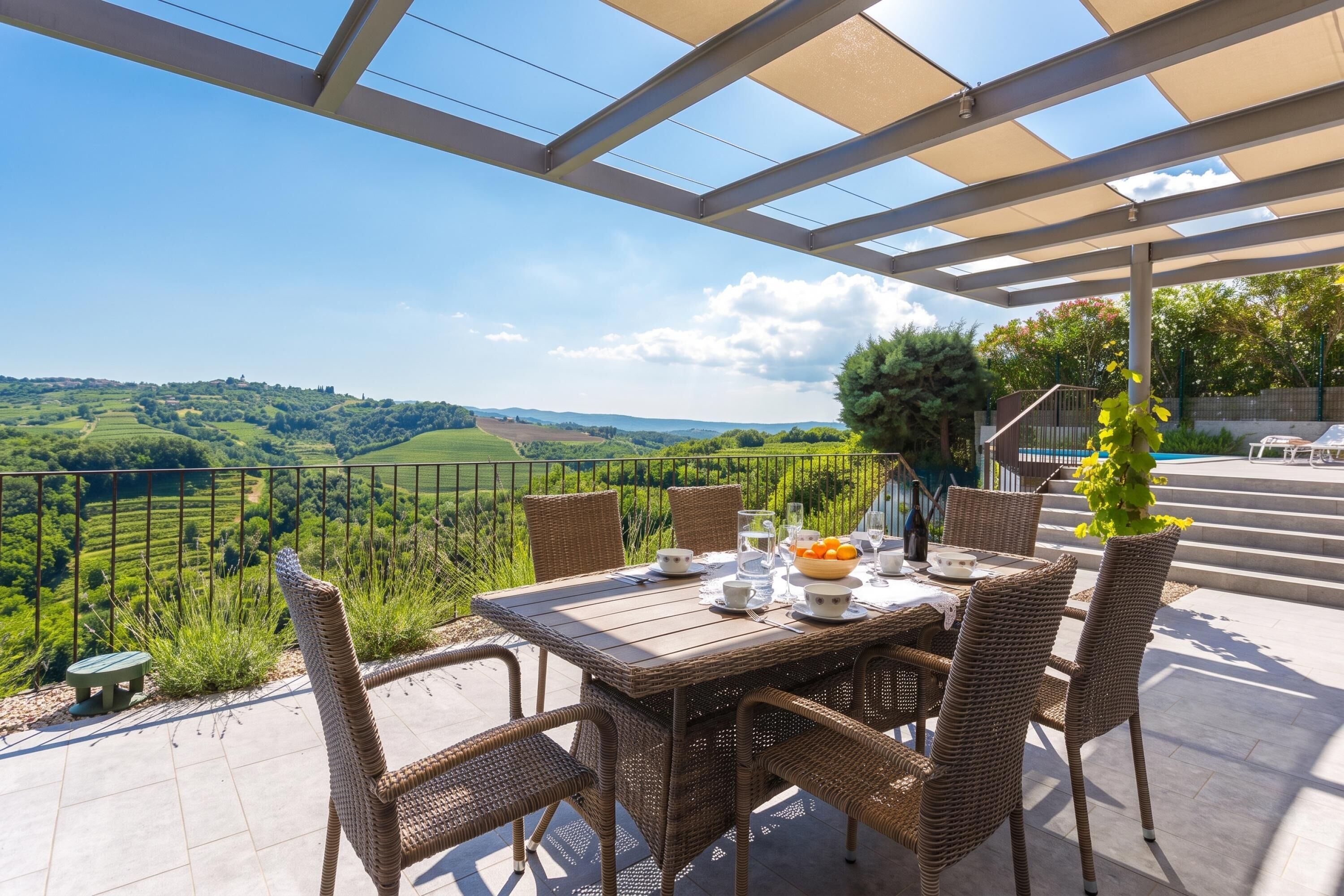 Un patio al aire libre con una mesa lista para comer, con vistas a un paisaje pintoresco.