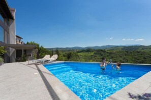 Villa Familiale, plusieurs chambres, côté montagne (Luxury Villa Eva Pool Whirlpool &) | Piscine | Piscine extérieure (ouverte en saison), piscine chauffée