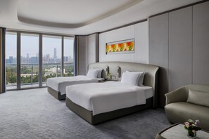 Premium bedding, down duvets, free minibar items, in-room safe - Guangzhou Xanadu Hotel, Vignette Collection by IHG (Guangzhou)