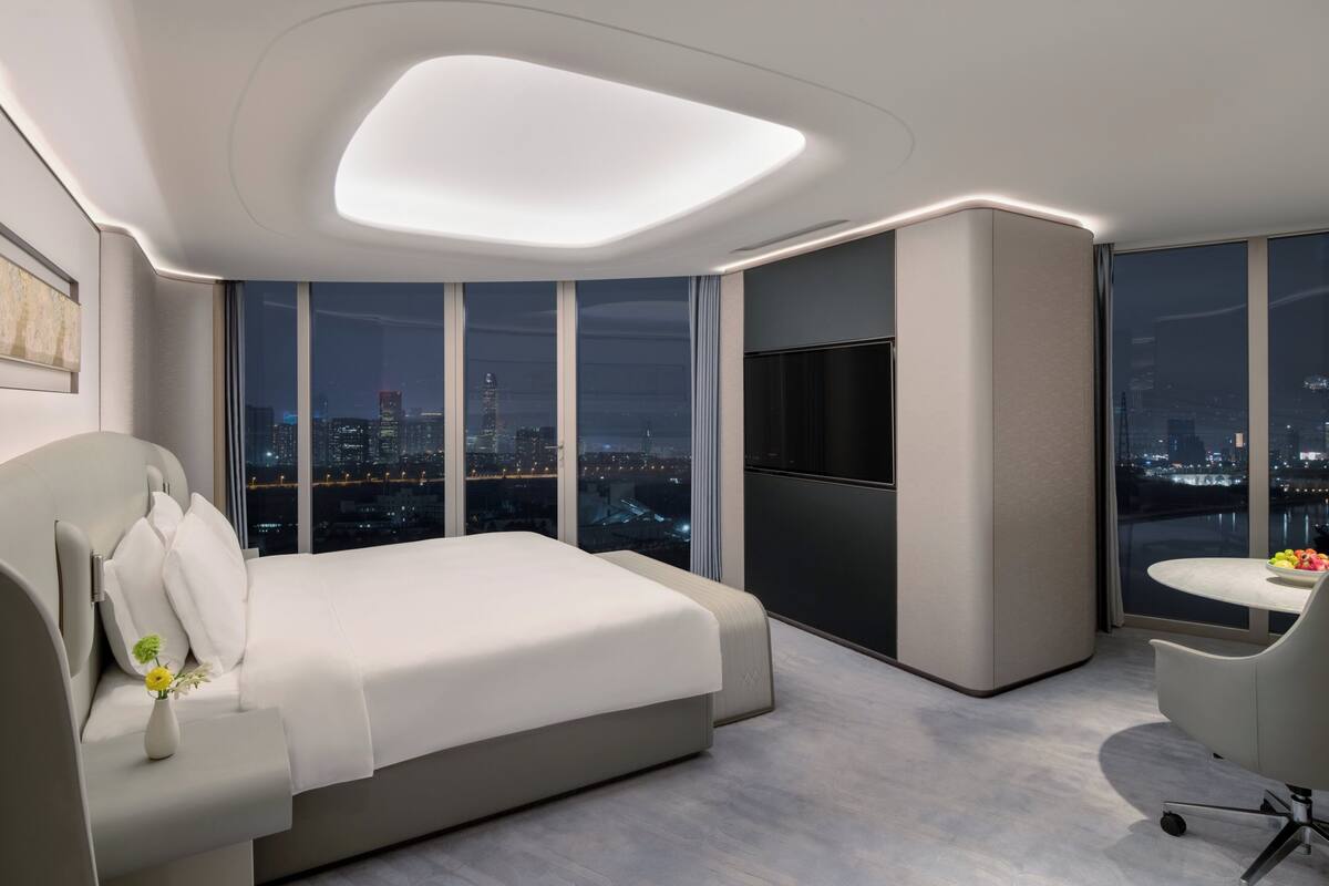 舒適開放式套房, 1 間臥室 (Dining Area) | 高級寢具、羽絨被、免費迷你吧物品、客房內保險箱