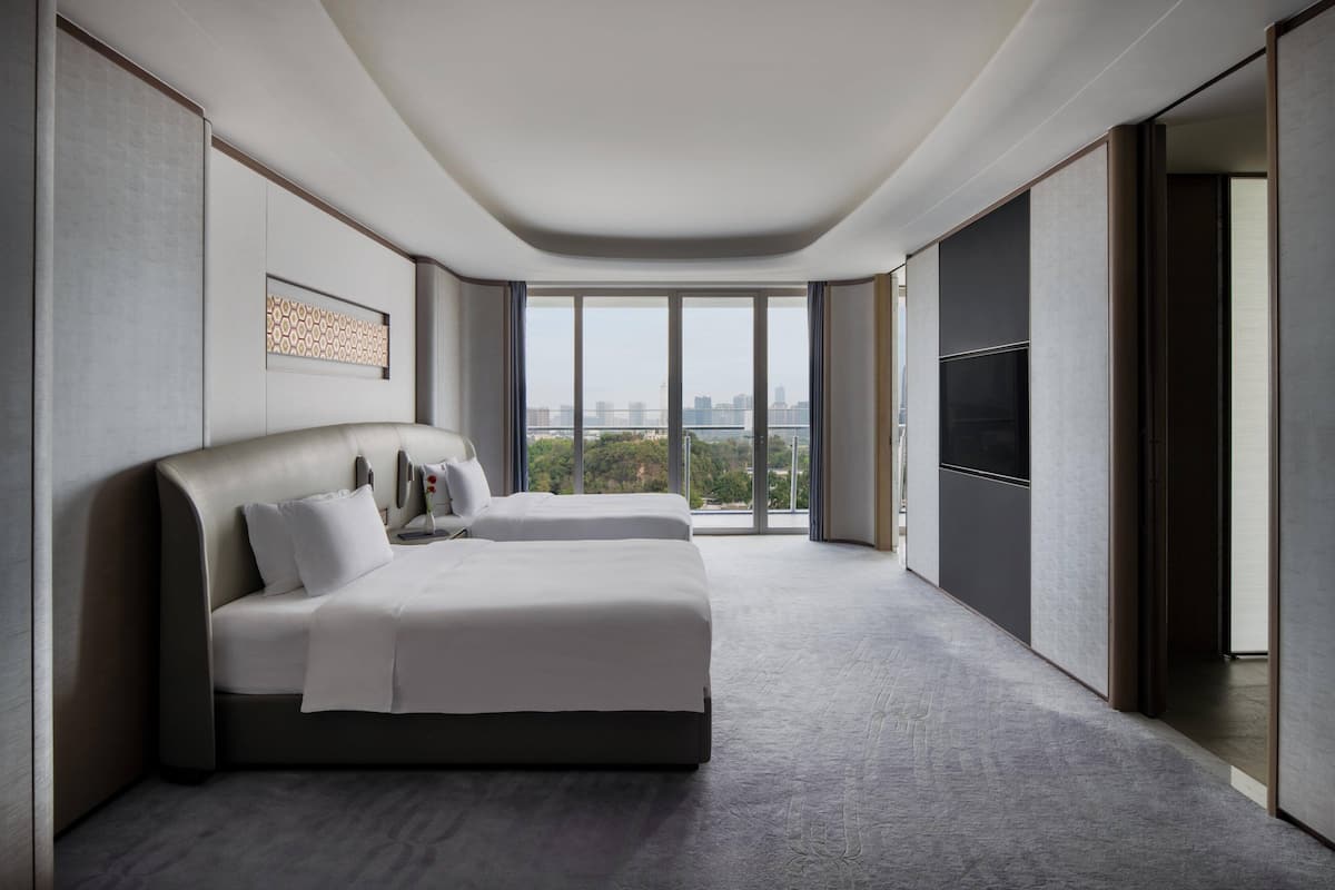 Premium bedding, down duvets, free minibar items, in-room safe