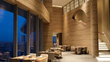 5 restaurantes; se sirven desayunos, almuerzos, cenas y brunches