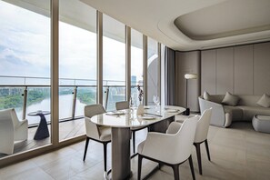 Ropa de cama de alta calidad, cubrecamas y artículos del minibar gratis 