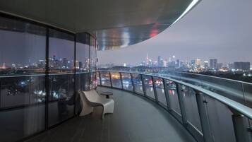 Premium bedding, down duvets, free minibar items, in-room safe