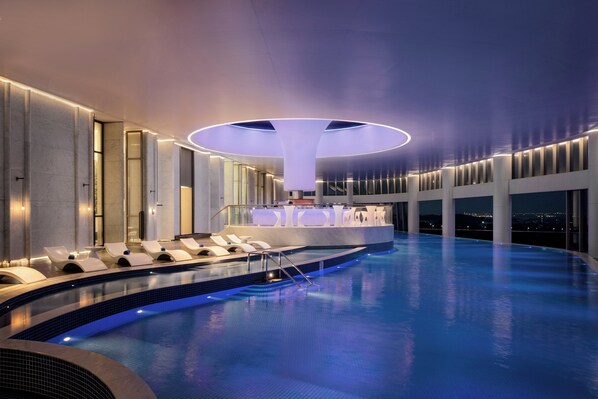 Salón en el lobby, con vista a la piscina, abre todos los días