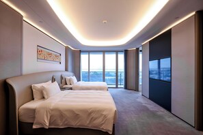 Habitación estándar, 2 camas matrimoniales, vista al río | Ropa de cama de alta calidad, edredón y artículos del minibar gratis 