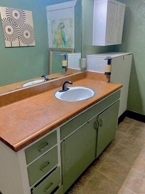 Standard Shared Dormitory, Mixed Dorm, Club lounge access, City View | Bathroom | Towels - Artist Housing - Hostel (Los Angeles)