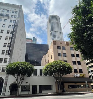 A SUBWAY restaurant with a modern design, located in a city with tall buildings and trees. - Artist Housing - Hostel (Los Angeles)