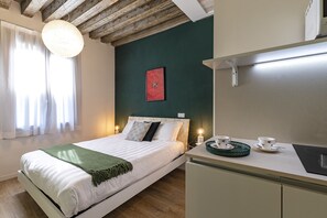 1 slaapkamer, een strijkplank/strijkijzer, reisbedje, gratis wifi