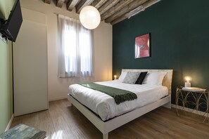 1 chambre, fer et planche à repasser, lit de bébé portatif
