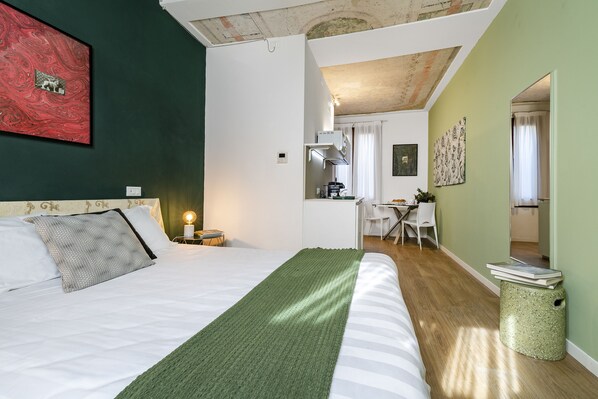 1 chambre, fer et planche à repasser, lit de bébé portatif