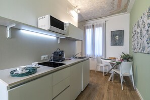 Réfrigérateur, micro-ondes, plaque de cuisson, cafetière/bouilloire