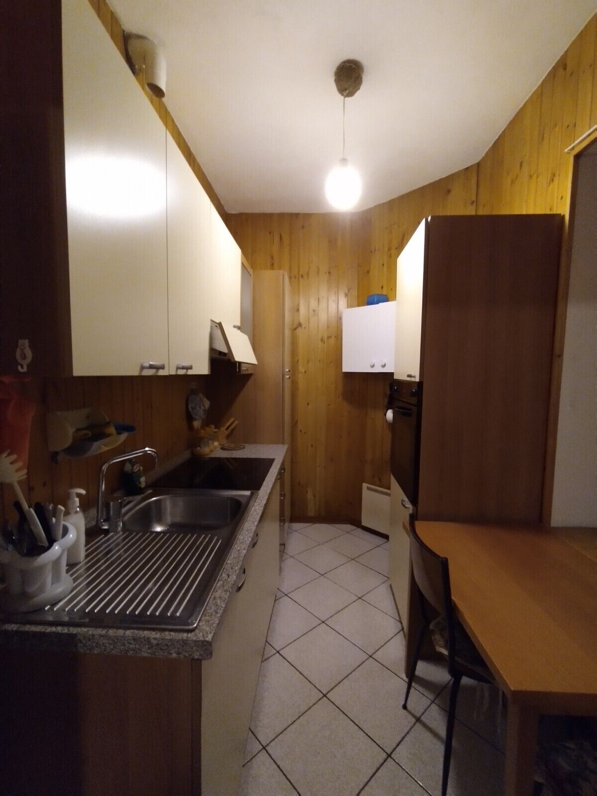 Kylskåp, ugn, spishäll och grytor/köksredskap