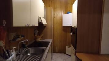 KylskÄp, ugn, spishÀll och grytor/köksredskap