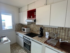 Geladeira, micro-ondas, fogão, cooktop