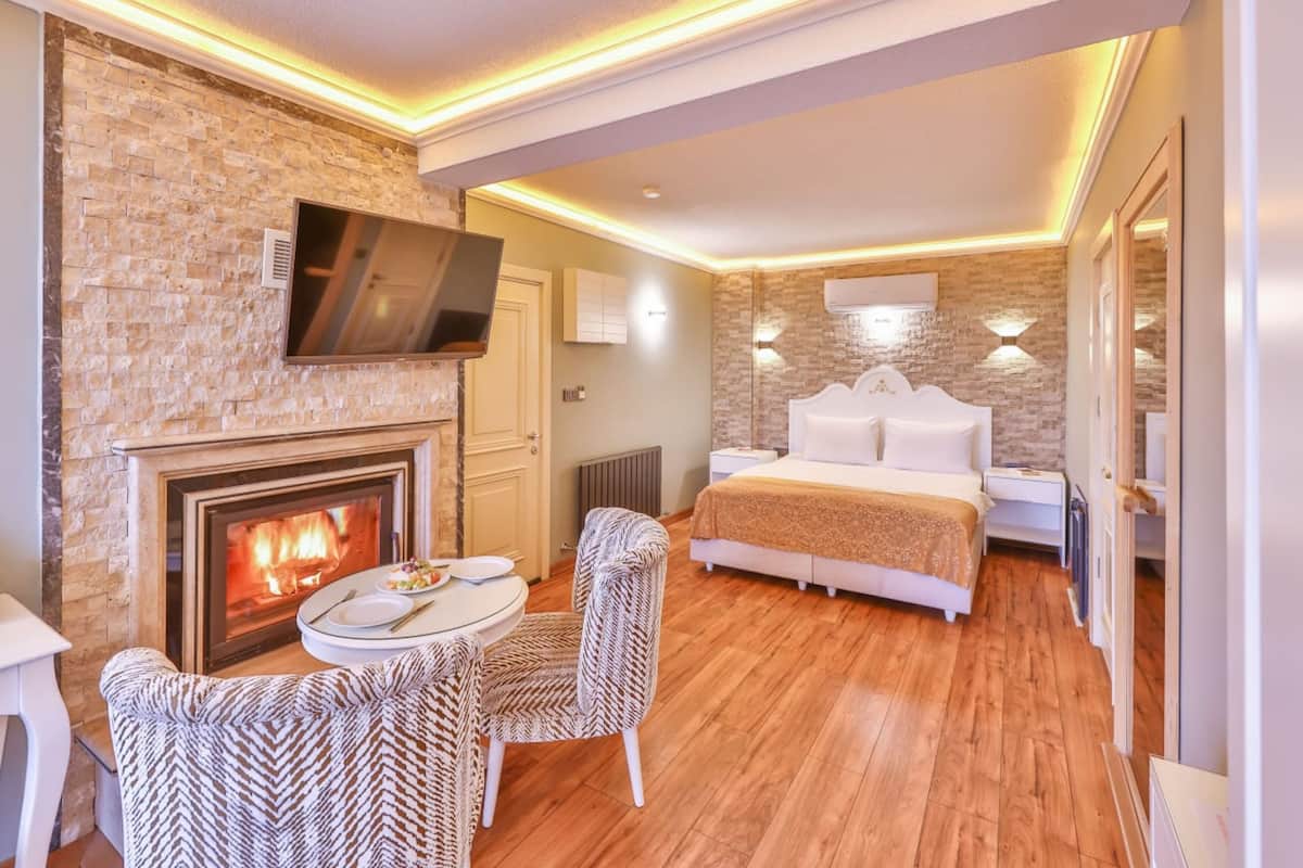 NEMESIS HONEYMOON ROOM | Luxe beddengoed, een minibar, individueel gedecoreerd
