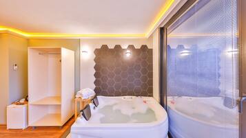 NEMESIS HONEYMOON ROOM | Baignoire Ă jets