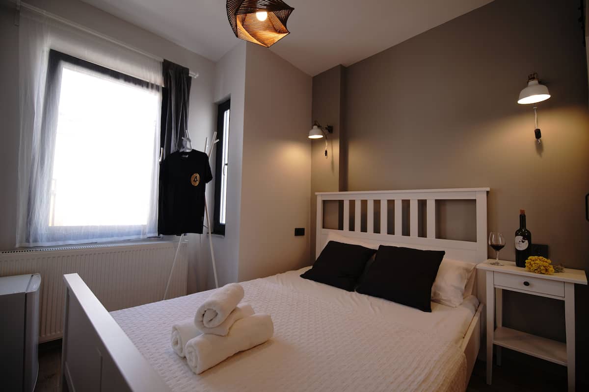 Deluxe Room | Premium bedding, minibar, iron/ironing board (on request), WiFi (free)