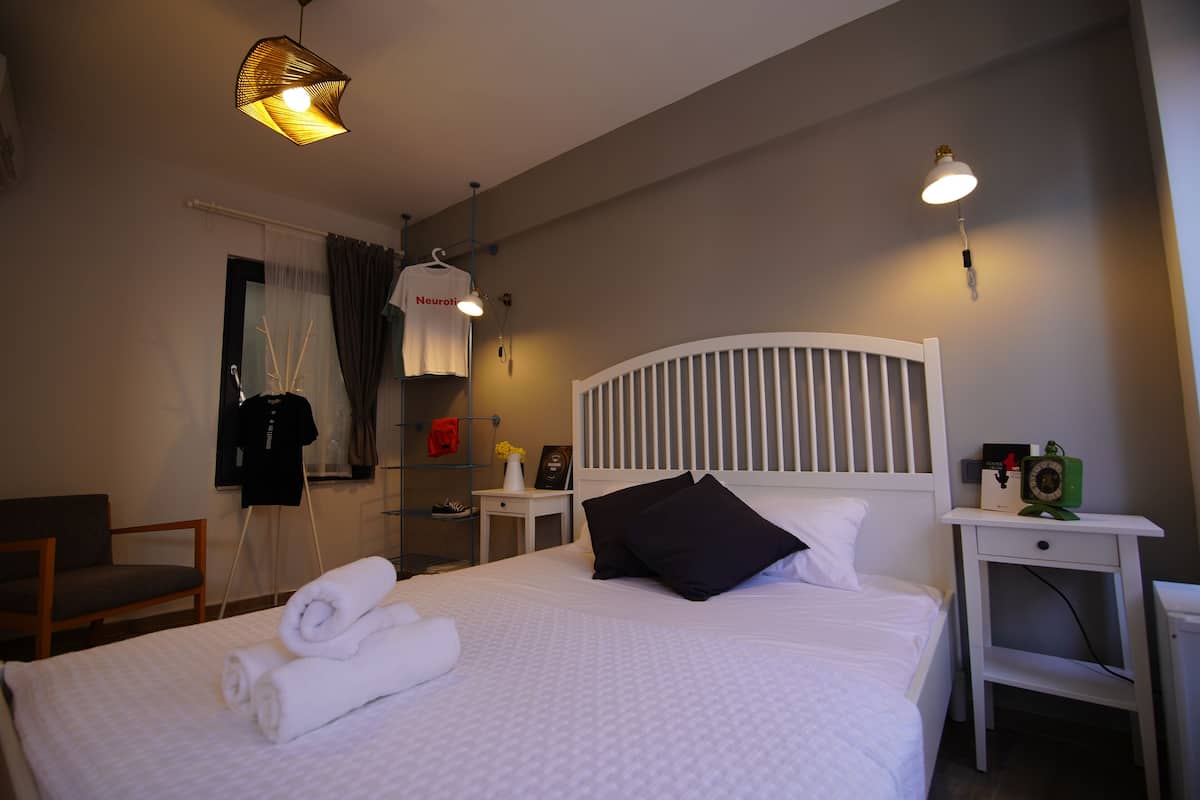 Deluxe Room | Premium bedding, minibar, iron/ironing board (on request), WiFi (free)