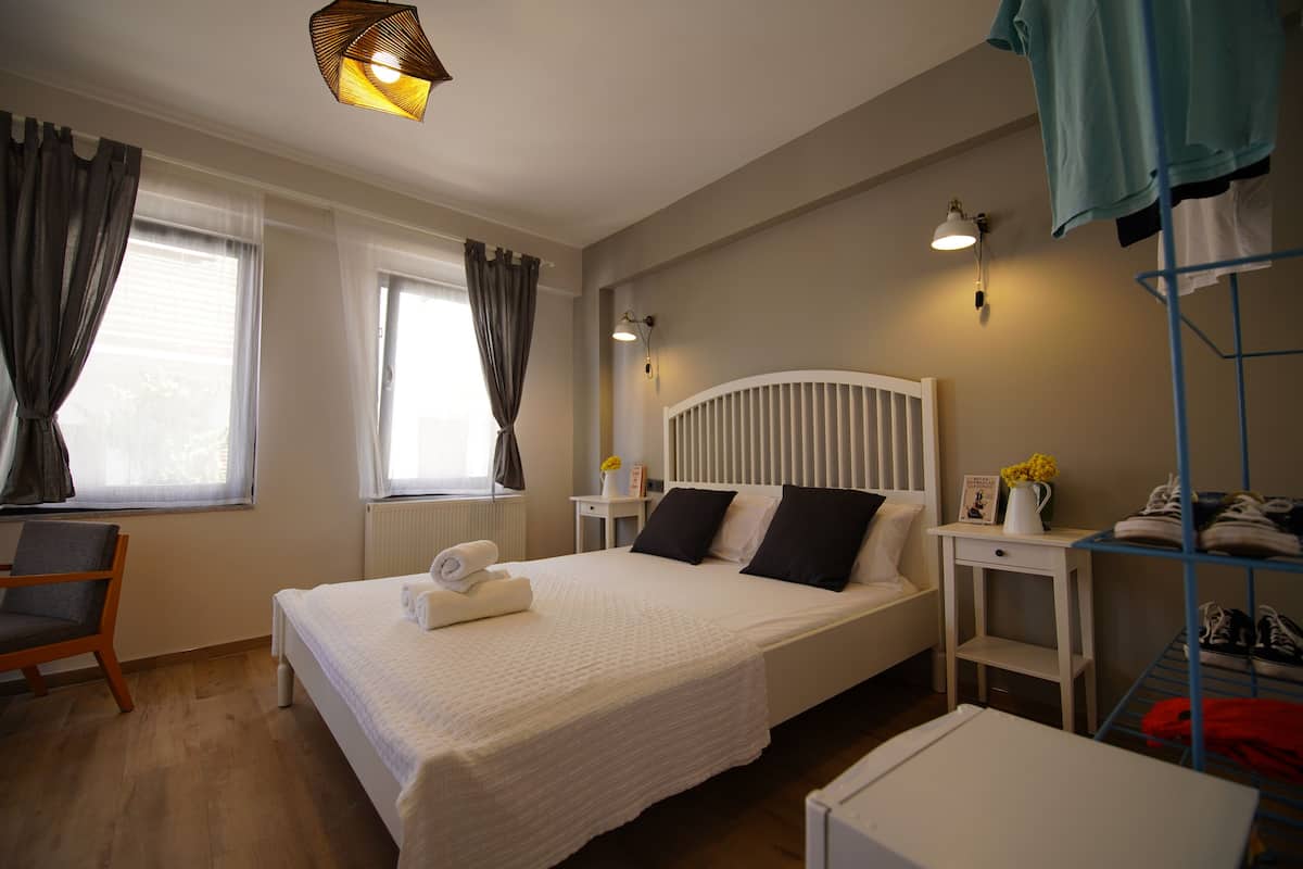 Deluxe Room | Premium bedding, minibar, iron/ironing board (on request), WiFi (free)