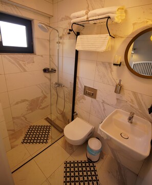 Deluxe Room | Bathroom | Shower, rainfall showerhead, free toiletries, hair dryer - Achilles Otel (Bozcaada)