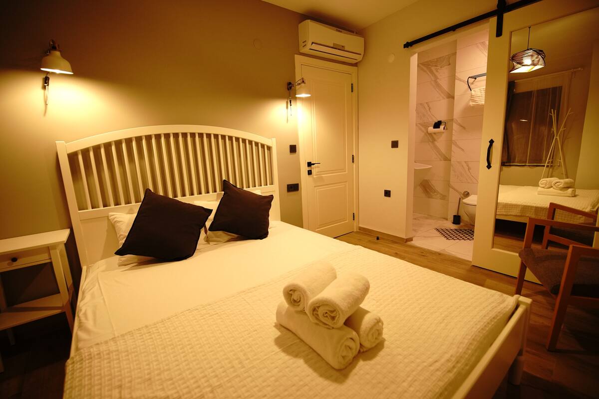 Deluxe Room | Premium bedding, minibar, iron/ironing board (on request), WiFi (free)
