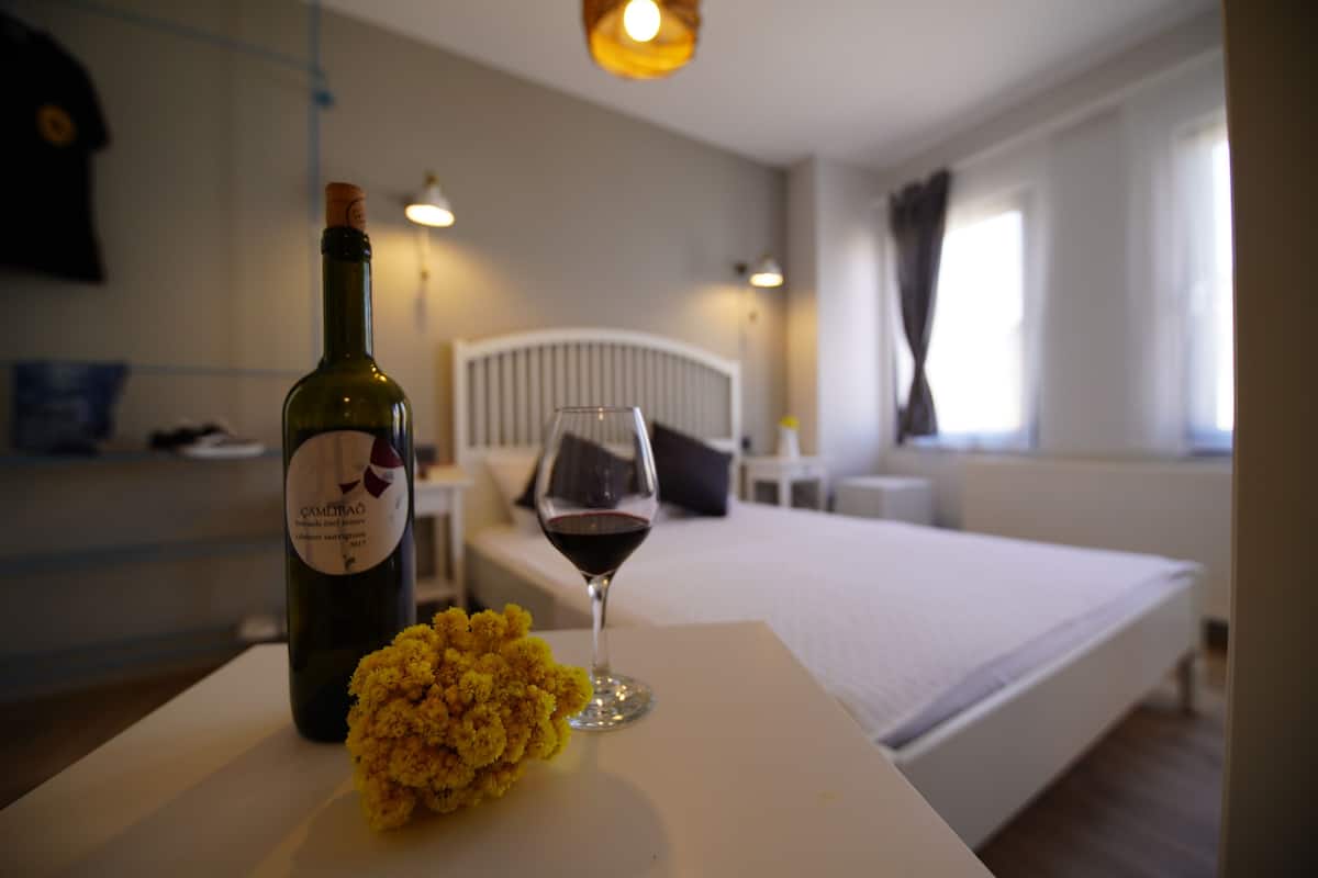 Deluxe Room | Premium bedding, minibar, iron/ironing board (on request), WiFi (free)
