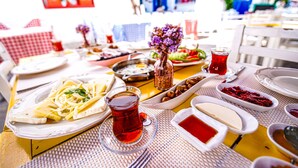 فطور من الأطباق المحلية مجانًا يوم يًا